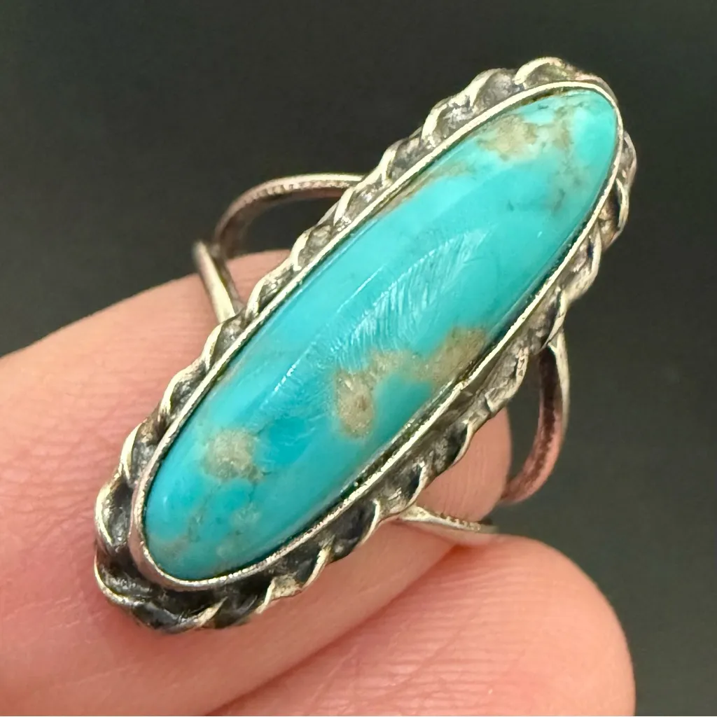 Vintage Unsigned Handcrafted Sterling Silver Oval Turquoise Ring Size 4 4g. Blue - Image 5