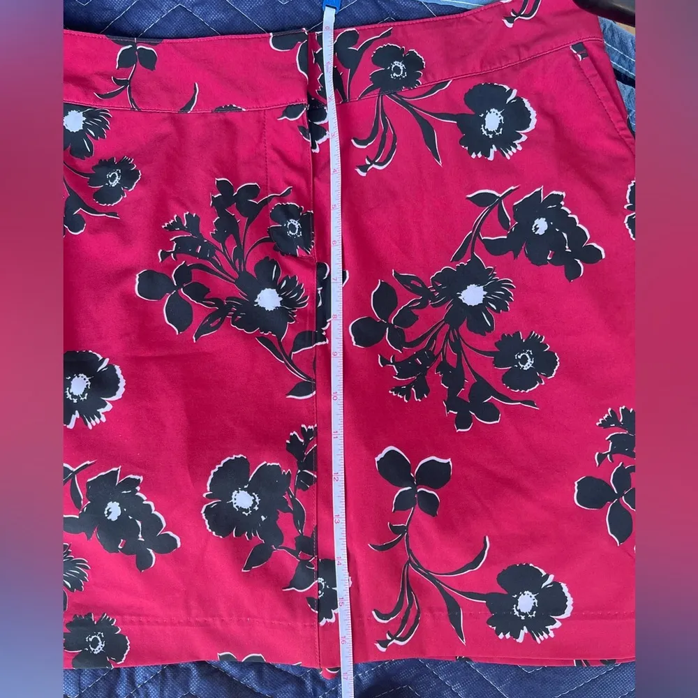 Izod golf women’s skort. Black/red floral. Size 6 - Image 6