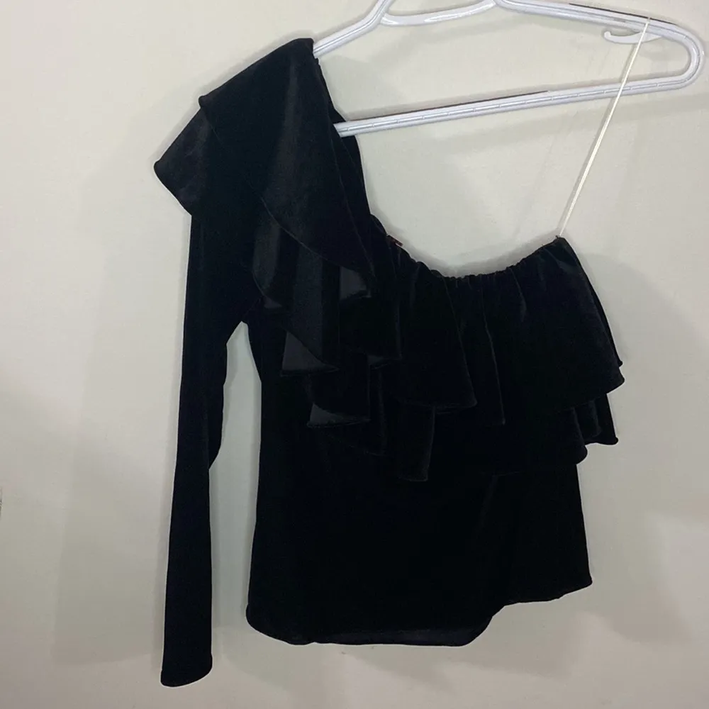 Misa Los Angeles Mielle black off shoulder velvet ruffle top size XS - Image 4