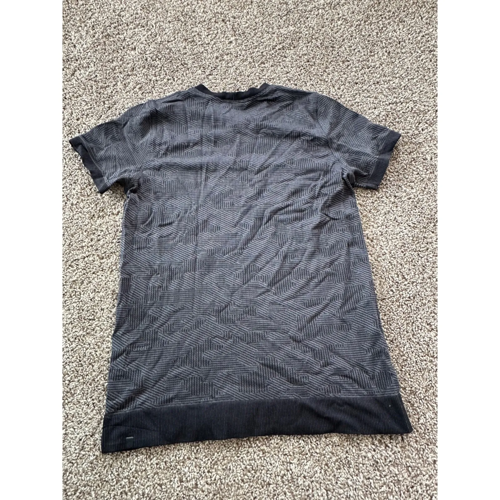 Lululemon‎ Women's Gray Geometric Swiftly Tech Short Sleeve Shirt Top - Image 3