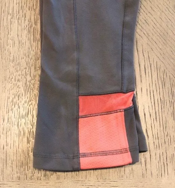 Like new light gray Alo cropped yoga leggings. Sz M - Image 4