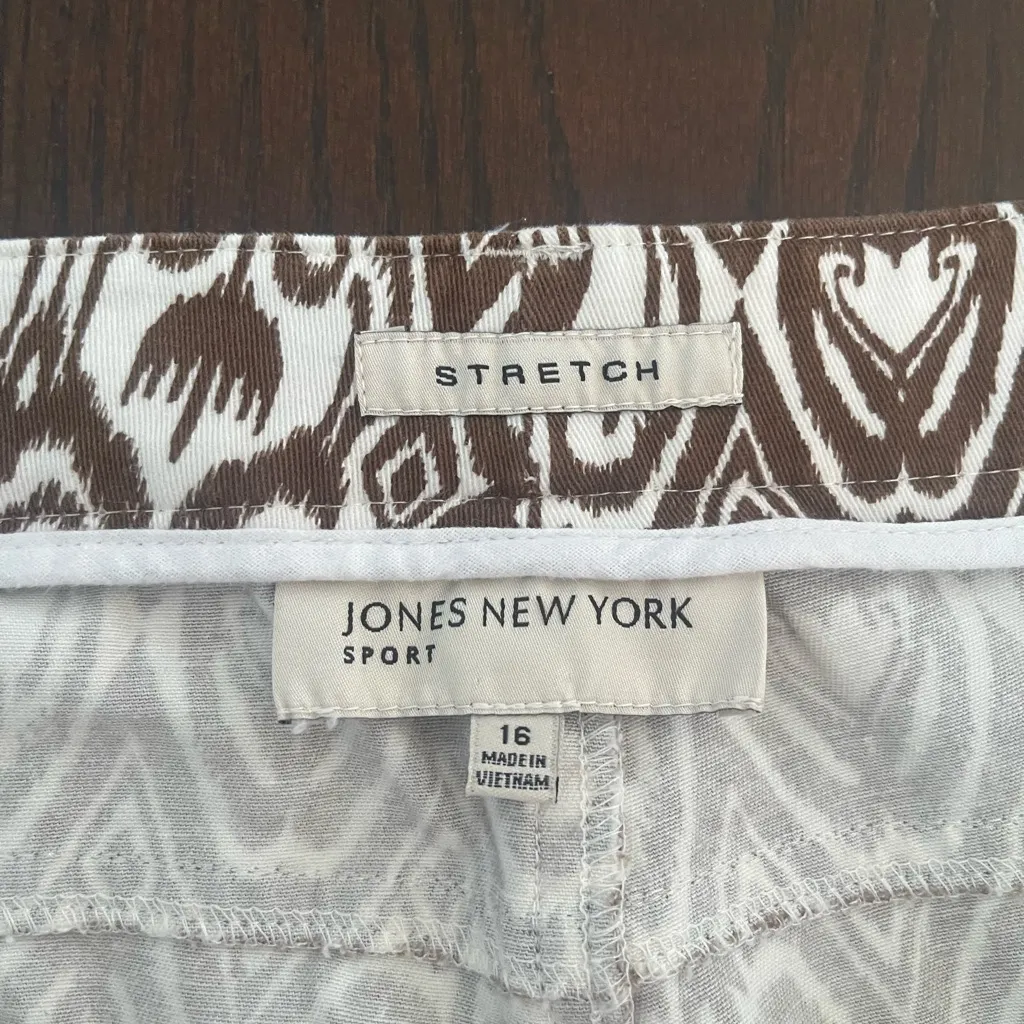 Jones New York Black and White Patterned Capris - Image 3