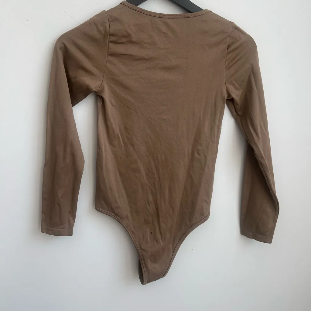 Aura Brown Fitted Sleeveless‎ Muscle Tee - Image 4