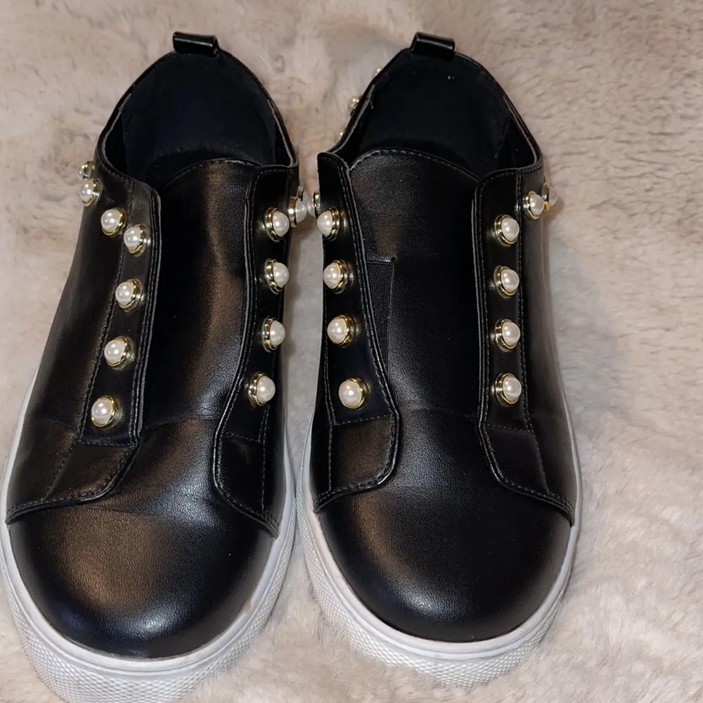 🦋4/$25 Rasolli Slip On Embellished Shoes Size 8 Black - Image 3