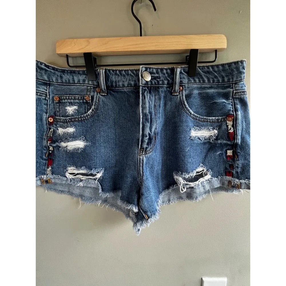American Eagle Denim Distressed Embroidered Festival Jean Shorts Size 12 Boho Blue - Image 2