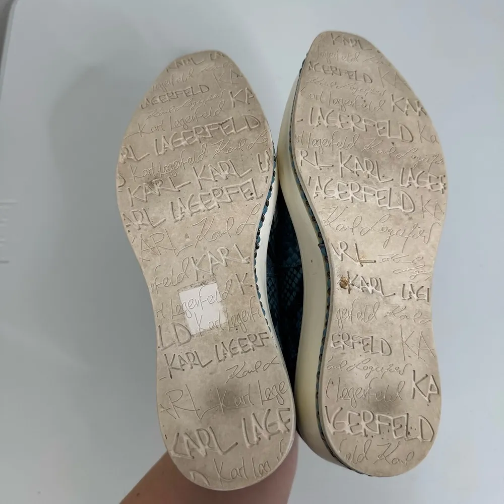 Karl Lagerfeld Brea Blue Snakeskin Print Slip On Platform Shoes Size 6.5 - Image 6