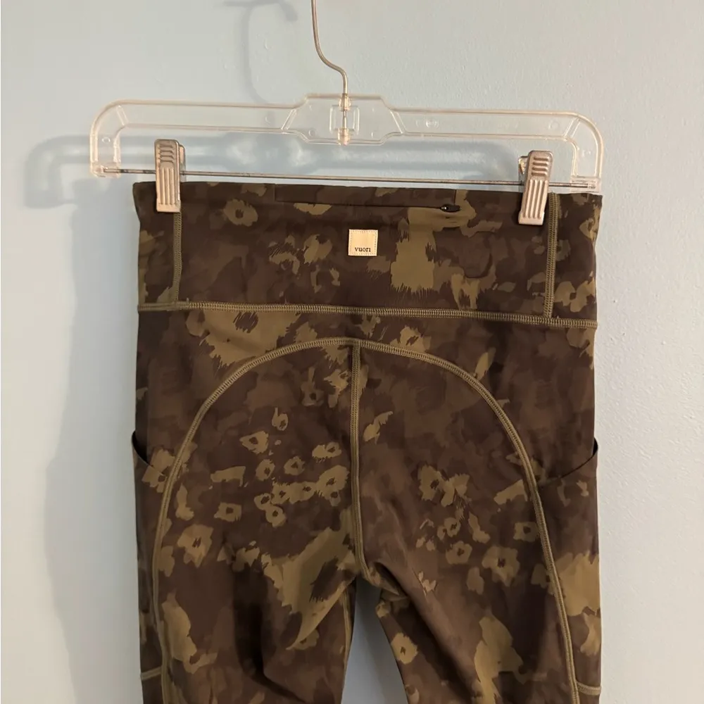 like new Vuori green patterned leggings size S - Image 4