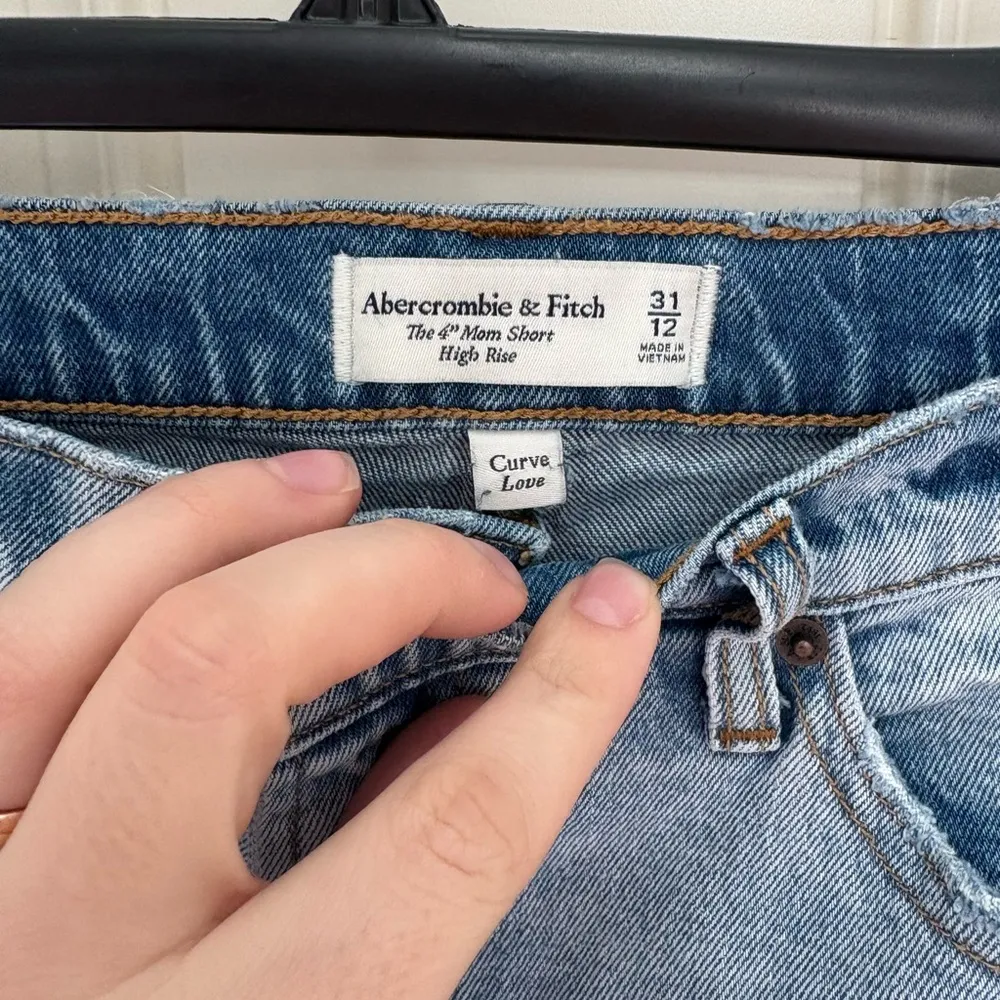 Abercrombie & Fitch Curve Love High Rise 4" Mom Short Size 31 - Image 3