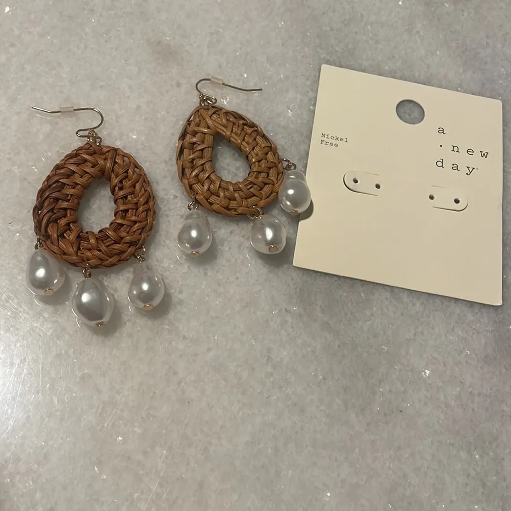 A new day Raffia Oval Pearl Drop Earrings New Brown white jewelry size medium - Image 5