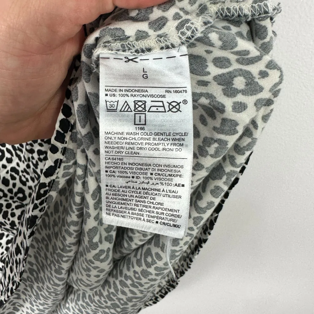 Old Navy Sleeveless Top Women L V Neck Leopard‎ Print Minimalist Capsule Chic - Image 6