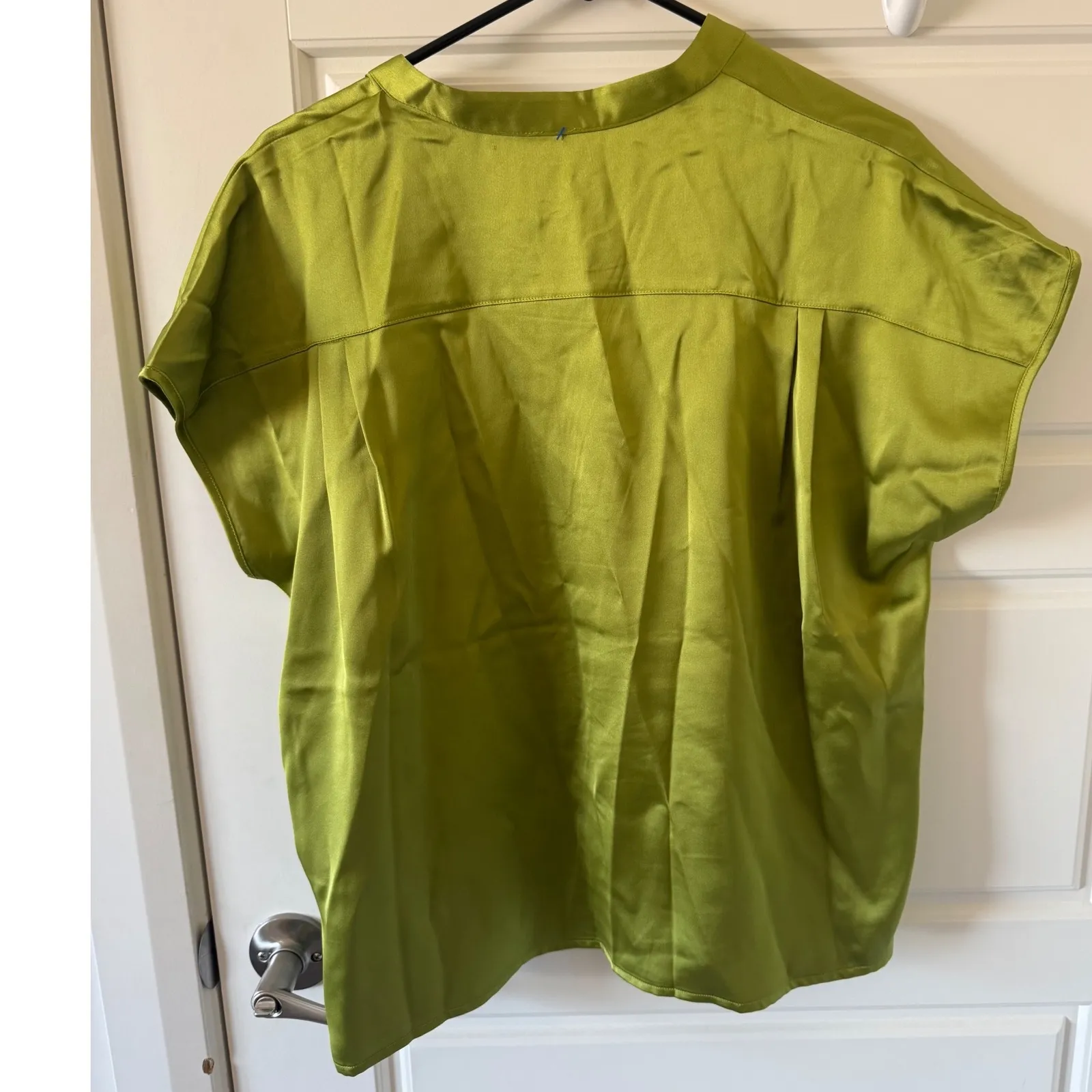 Nicole Miller Womens Green Satin VNeck Short Sleeve Top sz L Silky Smooth Career - Image 4
