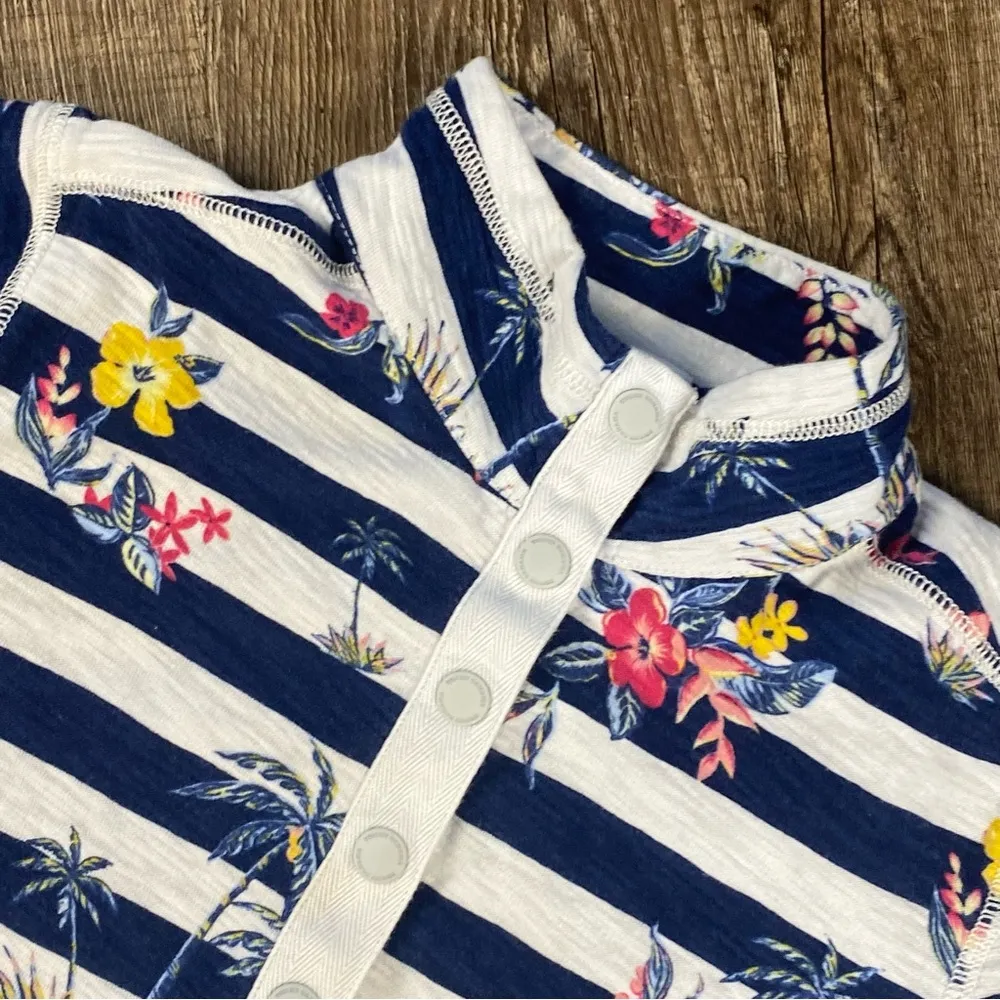 Tommy Bahama Shirt Women Size XS White Blue Floral Snap Mock Neck Front Pocket - Image 3