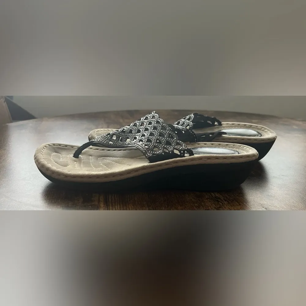 Berkeley Jensen | ladies rhinestone look flip flop sandals. Size: 8. Black - Image 2