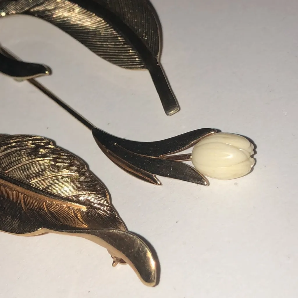 Lot of 3 Avon Vintage Gold Tone Leaf Rose Flower Retro Brooch Shoulder Pin - Image 3