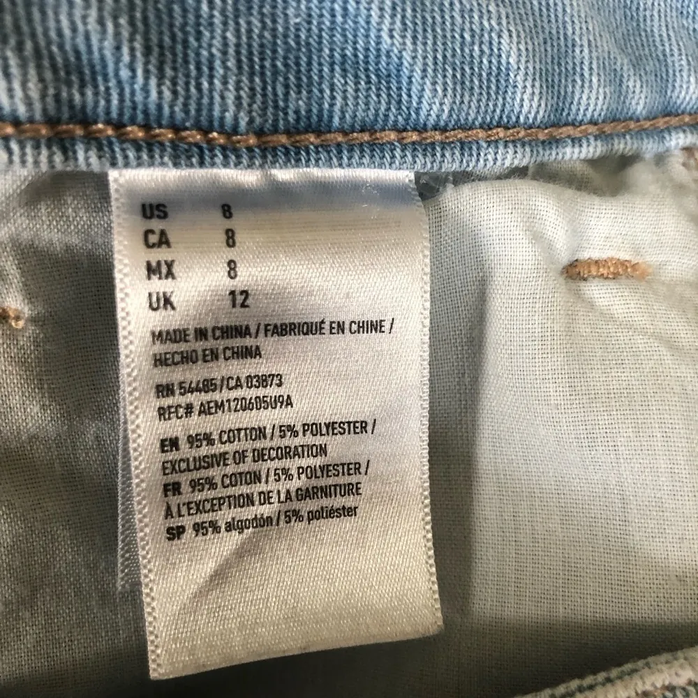 AE Mid Rise Curvy Denim Mini Skirt Size 8 W/Fringe Hem Button-Fly Light Wash - Image 8