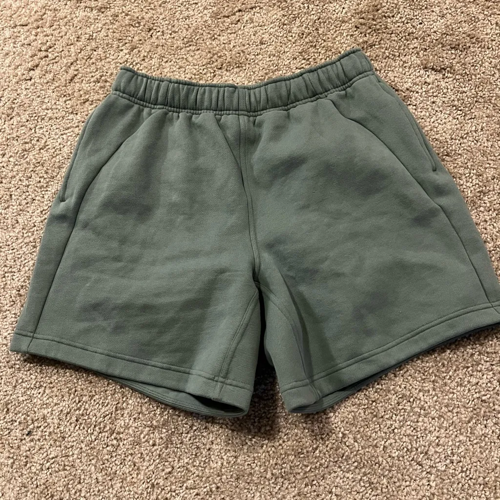 Lululemon Scuba mid rise oversized short 7” grey eucalyptus small $78 - Image 4