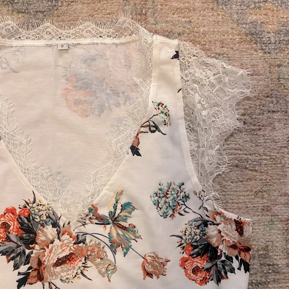 Poetsky Lace Trim Floral Print Sleeveless Top White - Image 10