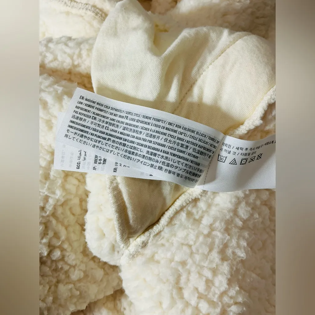 Hollister pullover SOFT🌥️and warm 🔥 - Image 6