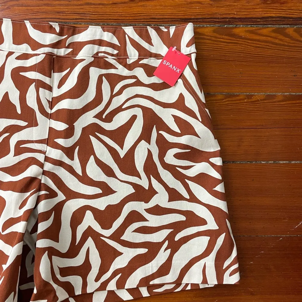 NWT Spanx On-The-Go 6” Inseam Slimming Shorts in Clay Zebra Print - Sz 1X - Image 9