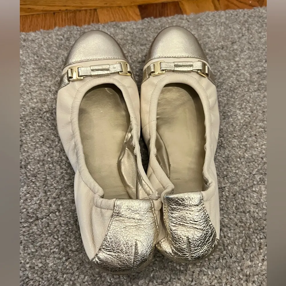 TAHARI Women’s Cream Leather Gold Accent Cap Toe Scrunched Veronica Flats 7.5 - Image 3