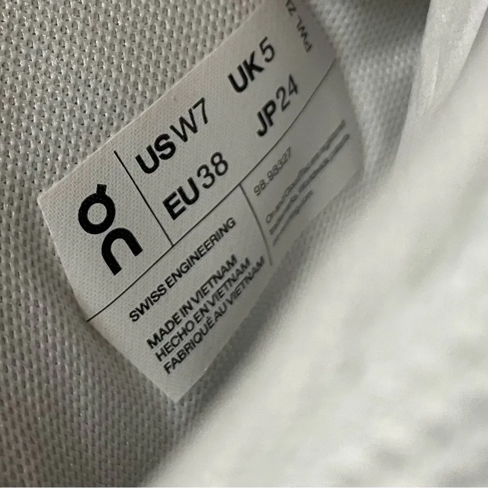 New in box On Cloud Women The Roger Clubhouse Mid White Sand Size 7 - Image 14