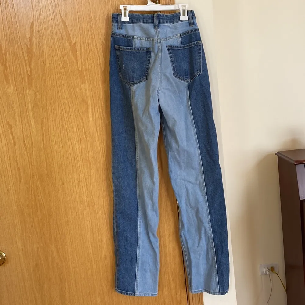 Boyfriend fit high-waisted two tones jeans, super flattering, clenches waist - Image 2