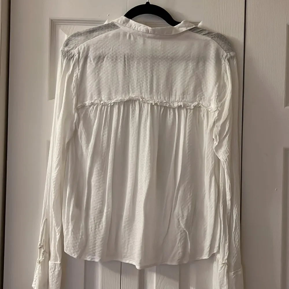 CREAM CROPPED RUFFLE PLACKET BLOUSE - Image 4