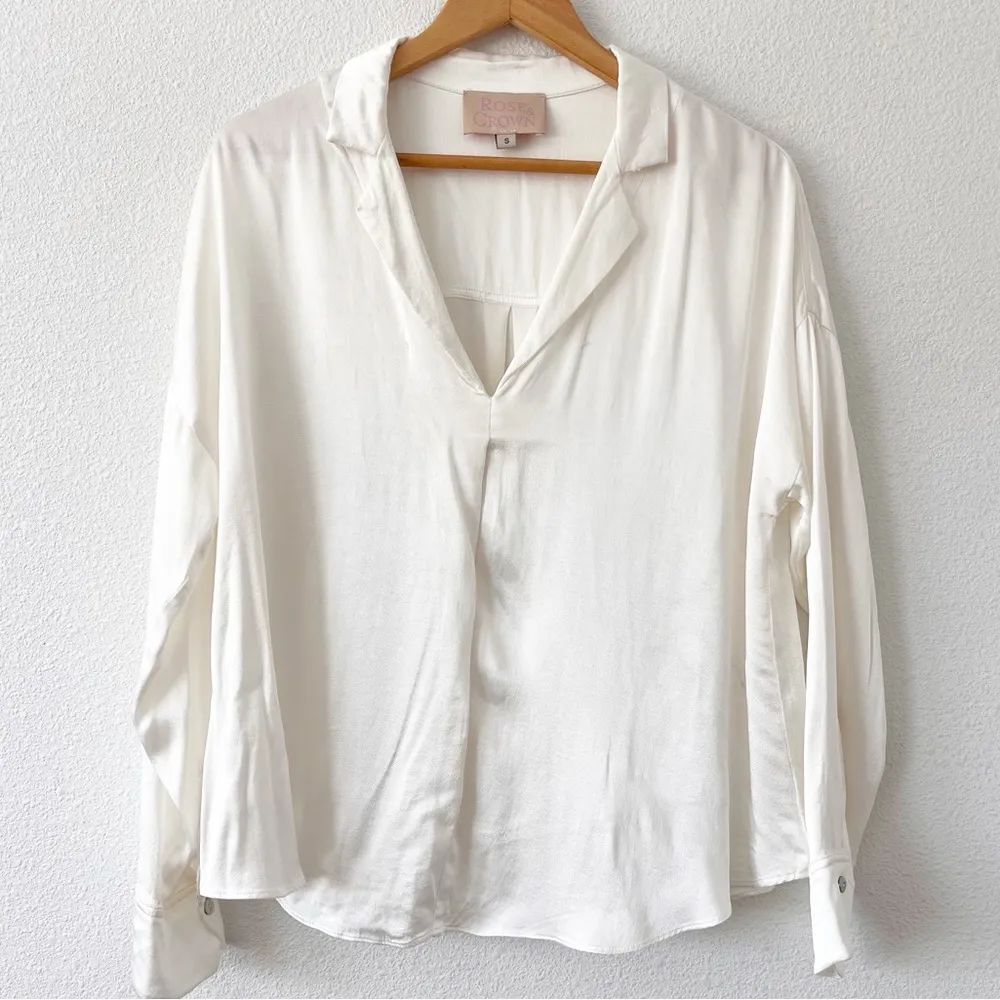 Rose & Crown Long Sleeve Satin V - Image 2