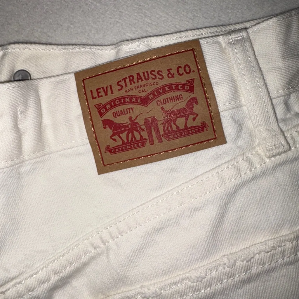 Levi's Women's White Jean Shorts W27 - Image 3