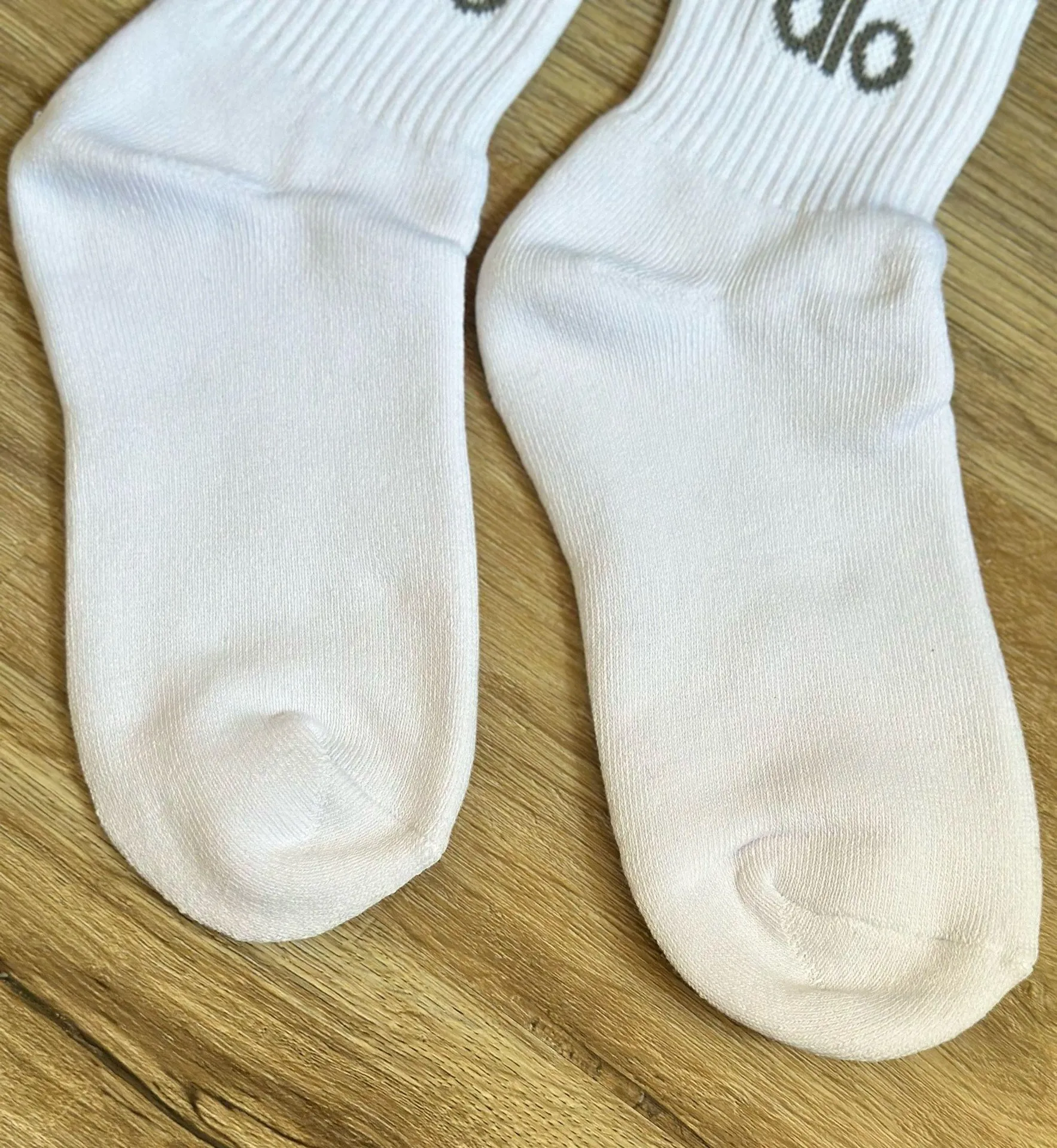 Alo Yoga Half-Crew Throwback Socks - White/Grey accents M - Image 3