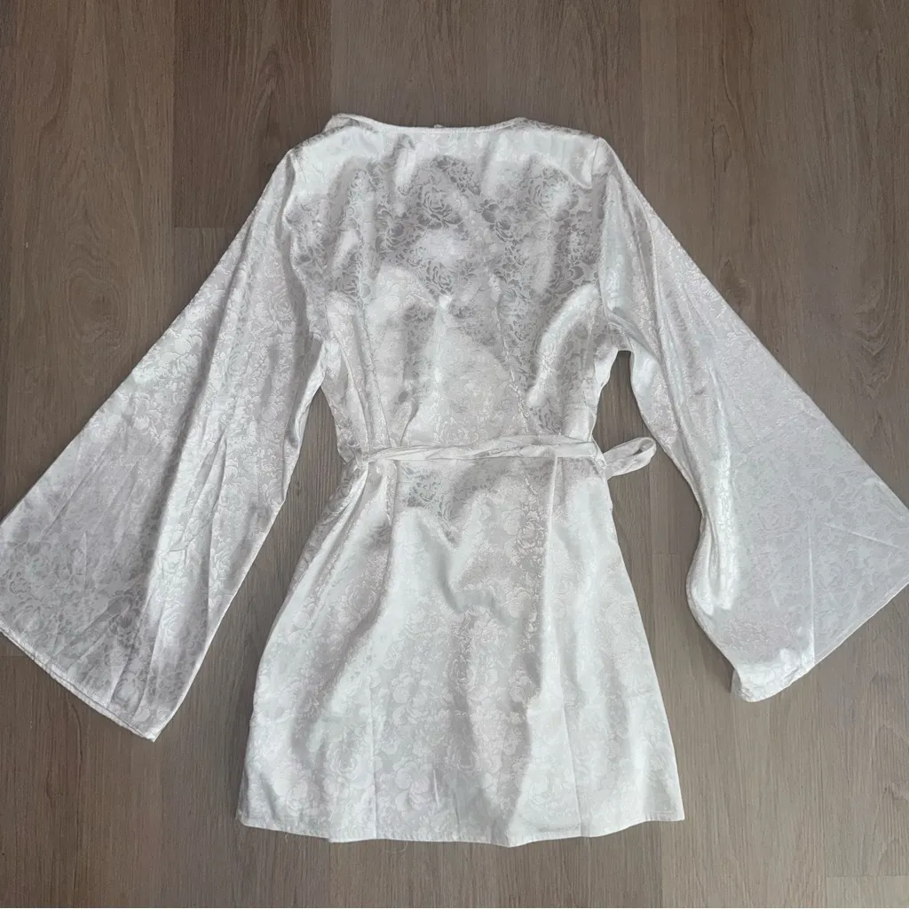 12th Tribe White Floral Bridal Robe/Wrap Dress - Size Medium - Image 4