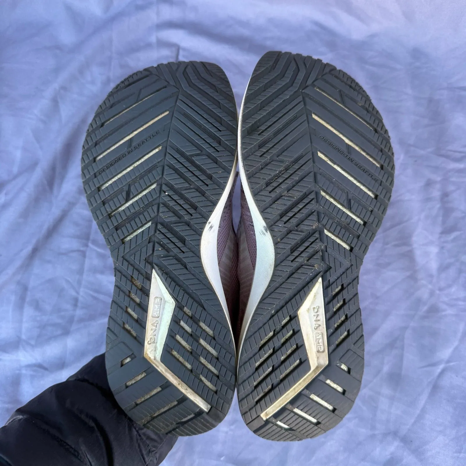 Women's 8.5 Brooks Levitate 4 Running Shoe Pink Mauve Grey White - Image 3