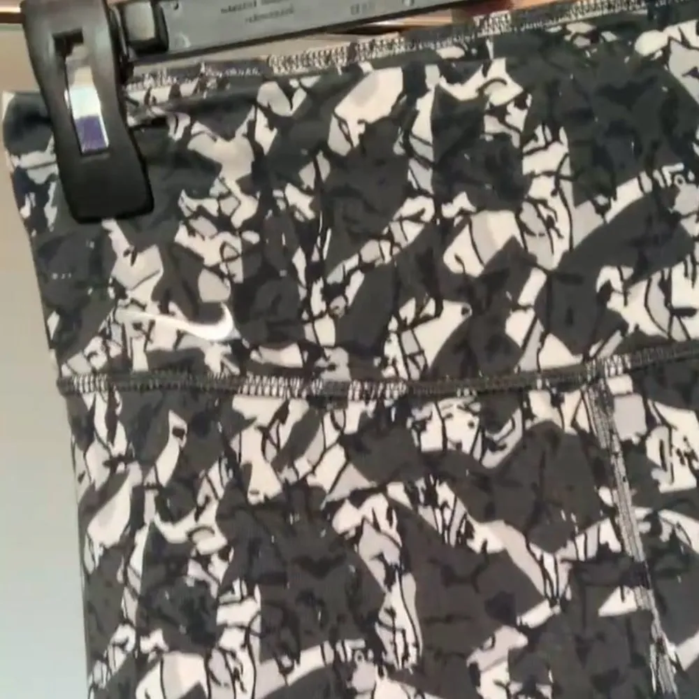 Nike Camo Patterned Leggings - Image 2