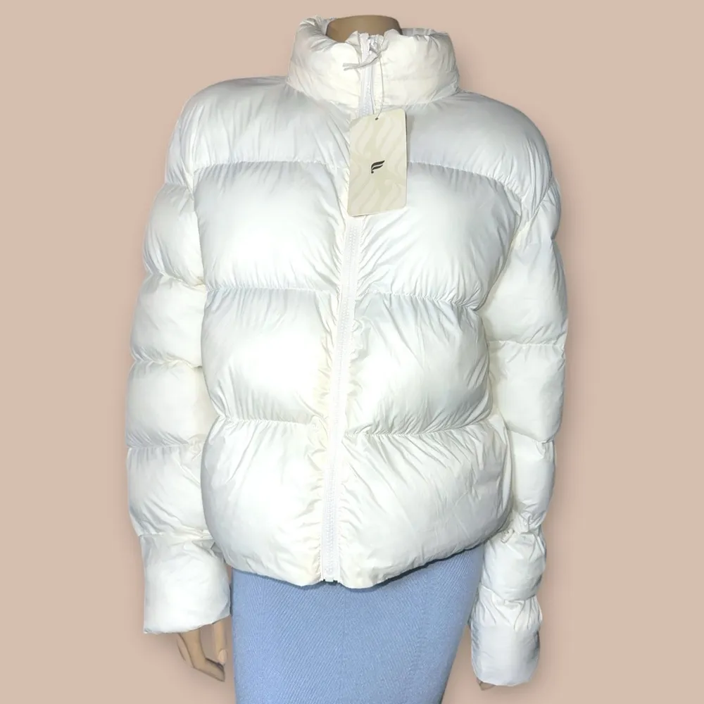 Fabletics NWT  women’s essential puffer cropped, insulated jacket Size L - Image 6
