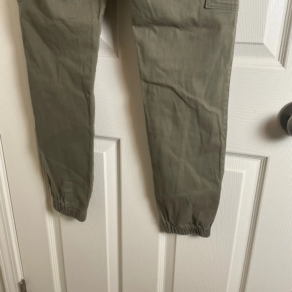 Women's Olive Cargo Jogger Pants Size 9/10 Green - Image 8