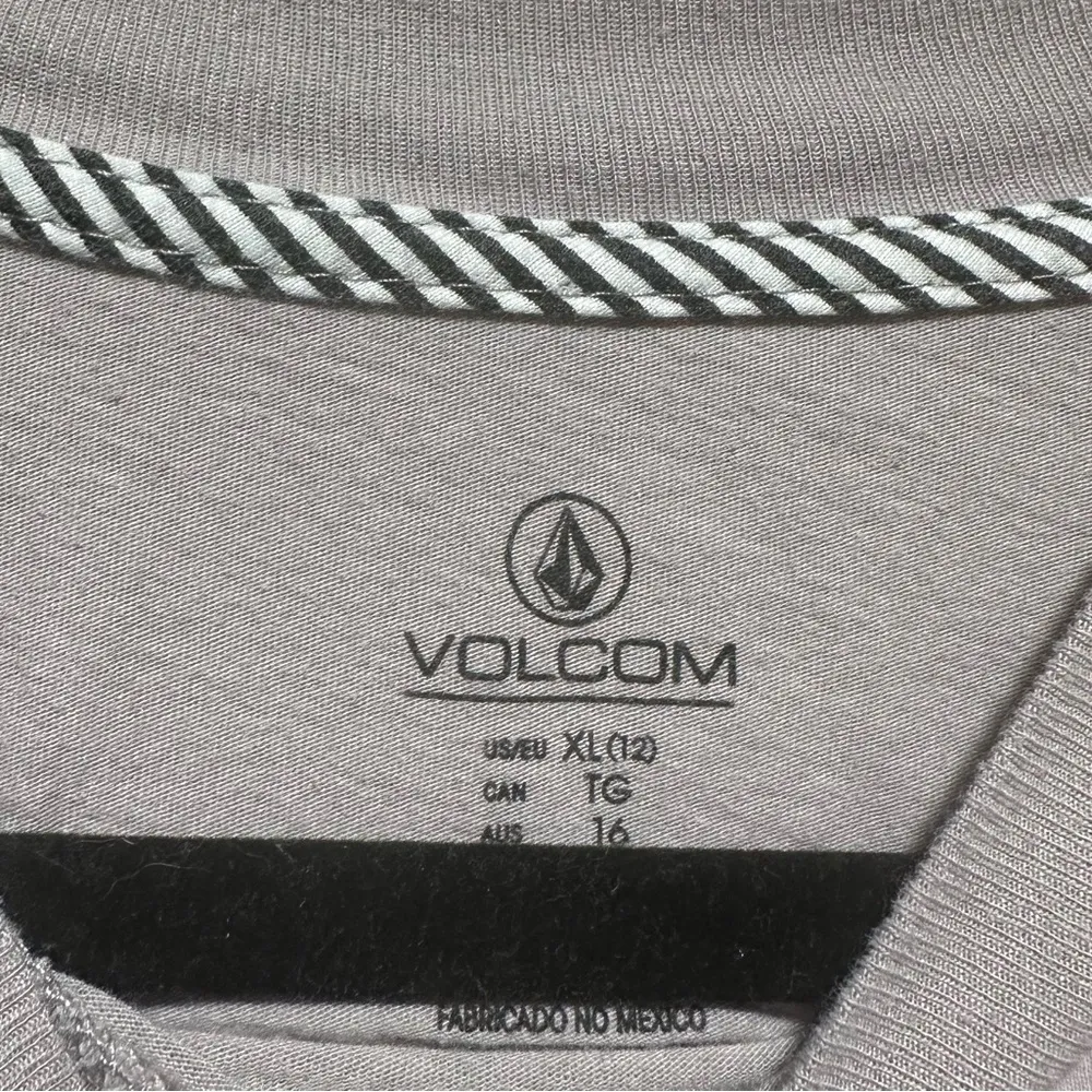 Volcom Stone gray/purple cropped tee, women’s size XL. - Image 3