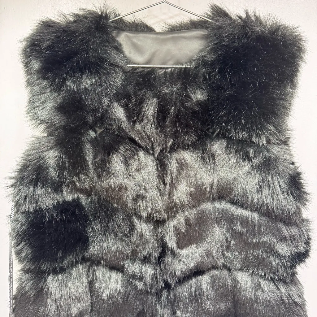 Black Faux Fur Vest by Boohoo Quilted Hook & Eye Closure Glam Mobwife City Chic - Image 5