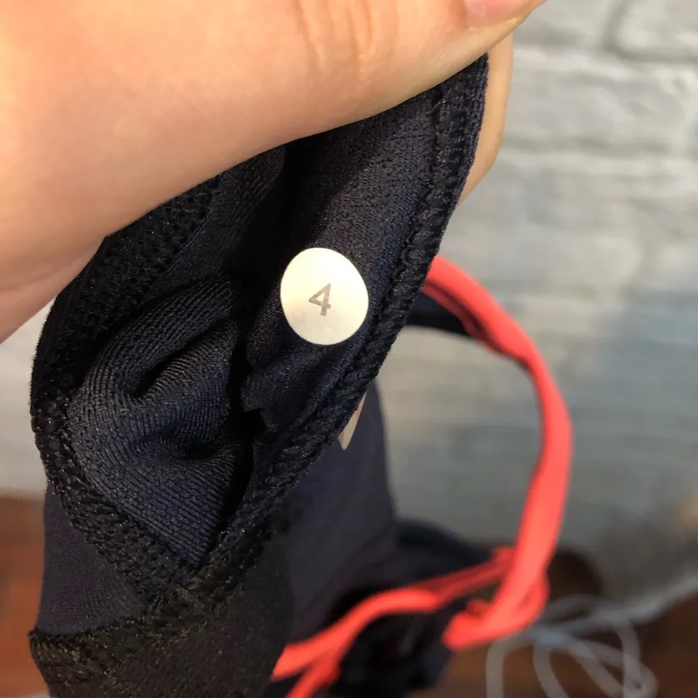 Lululemon Size 4 No Limits Tank Top Inkwell/Light Flare 2013 - Image 11