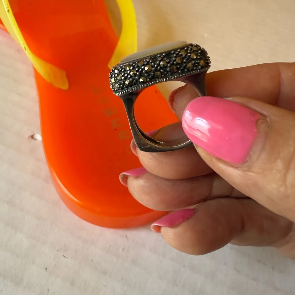 Elegant Silver and mother of pearl marchasite Ring Size 8 - Image 3