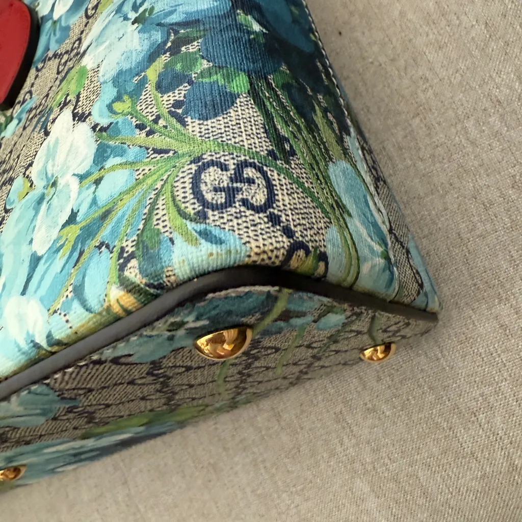 EUC Gucci GG Supreme Monogram Medium Blooms Zip Top Two Way Tote - Image 4