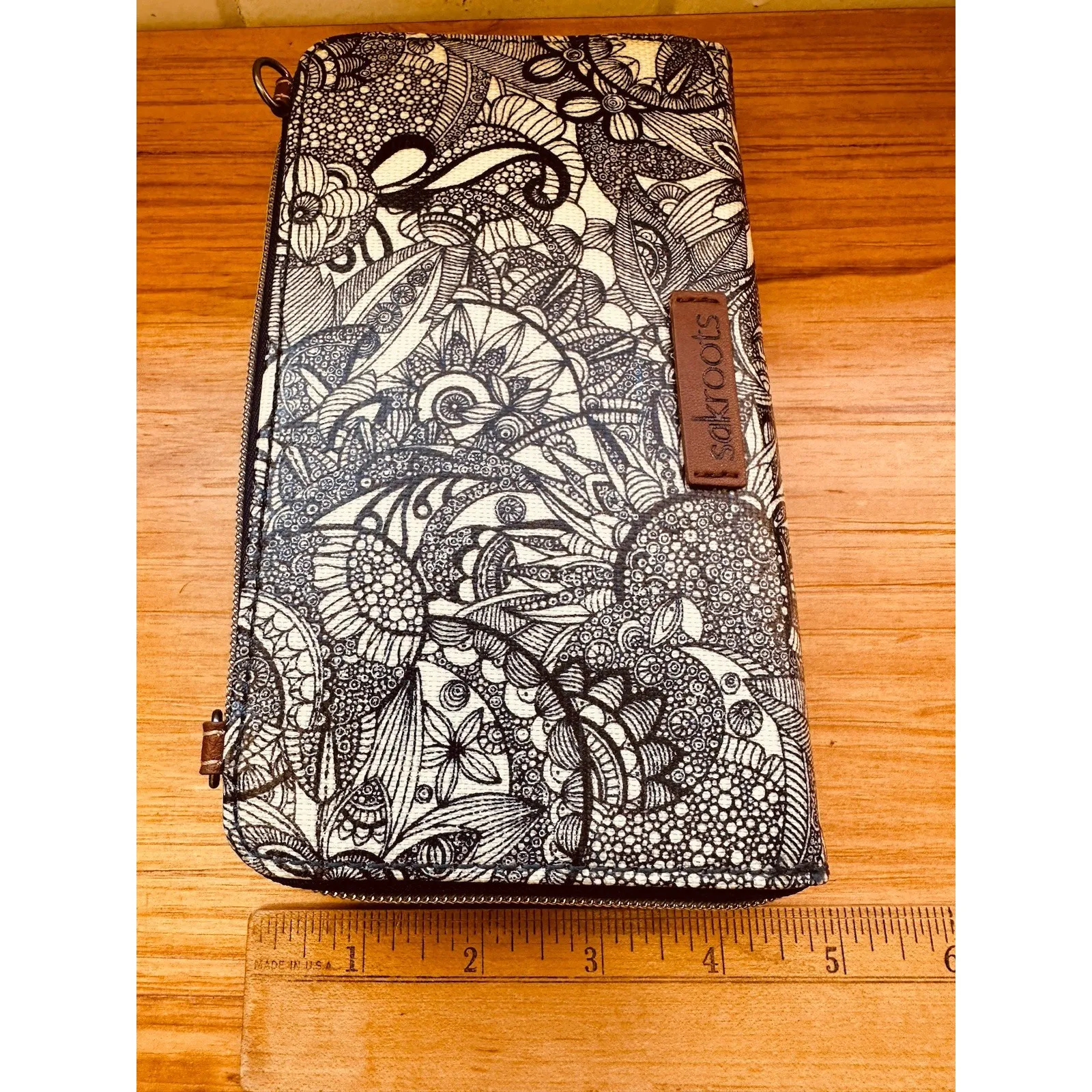 Sakroots Large Smartphone Wristlet Crossbody Navy & Cream Floral Zip Around - Image 8