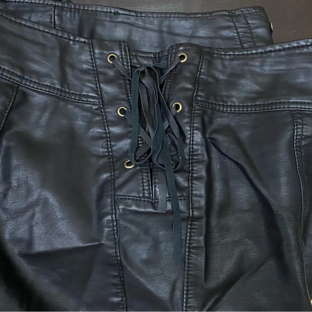 FREE PEOPLE High Rise Side Lace Up Tie Black Vegan Leather Pleather Shorts Sz 4 - Image 12