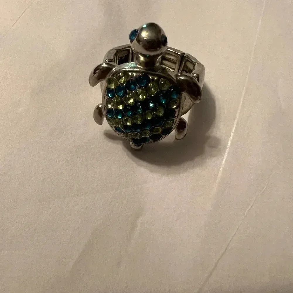 Bundle of rings and a pin - Image 4