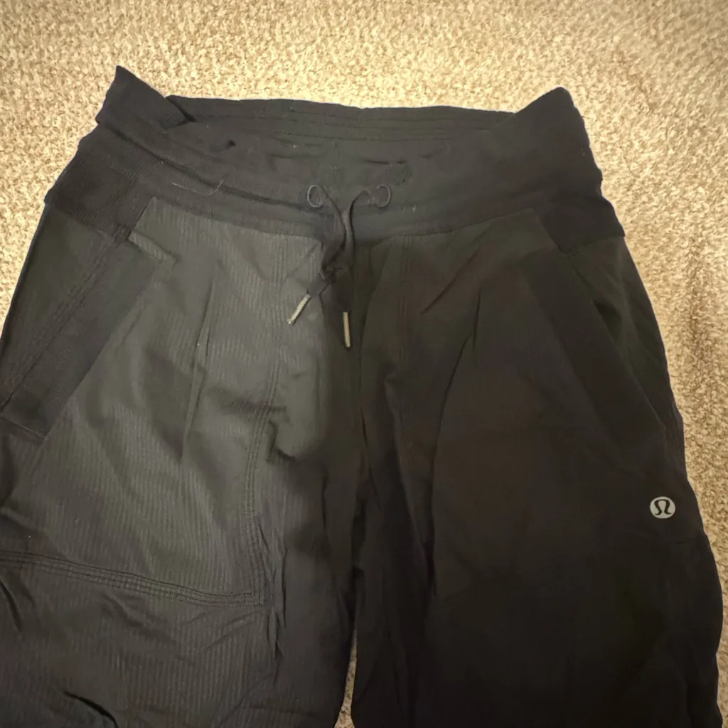 Lululemon crop dance studio size 6 - Image 2