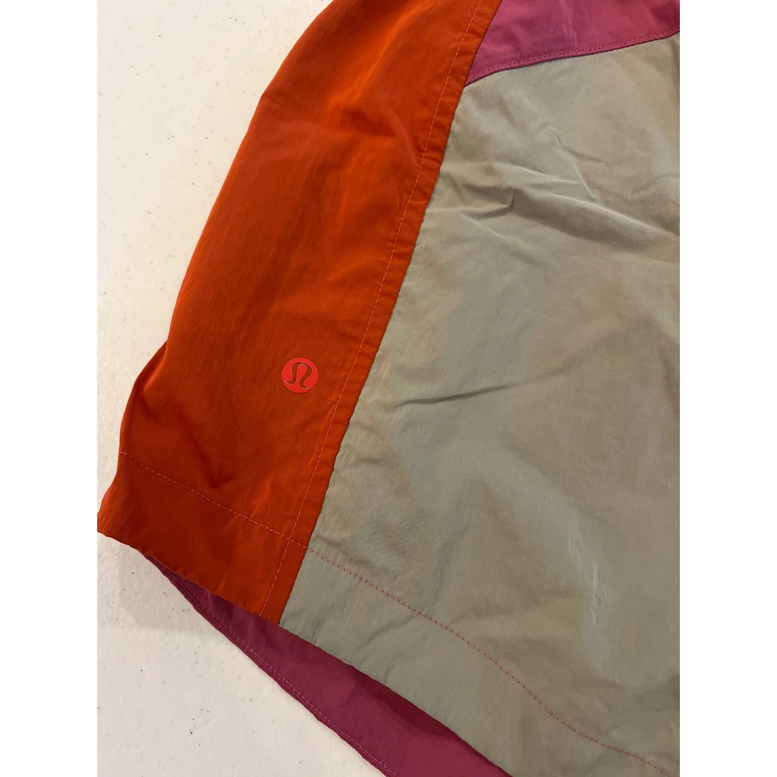 Lululemon High Rise Shorts Colorblock Evergreen Size 6 Inseam 4‎ 1/2 Orange Pink - Image 6