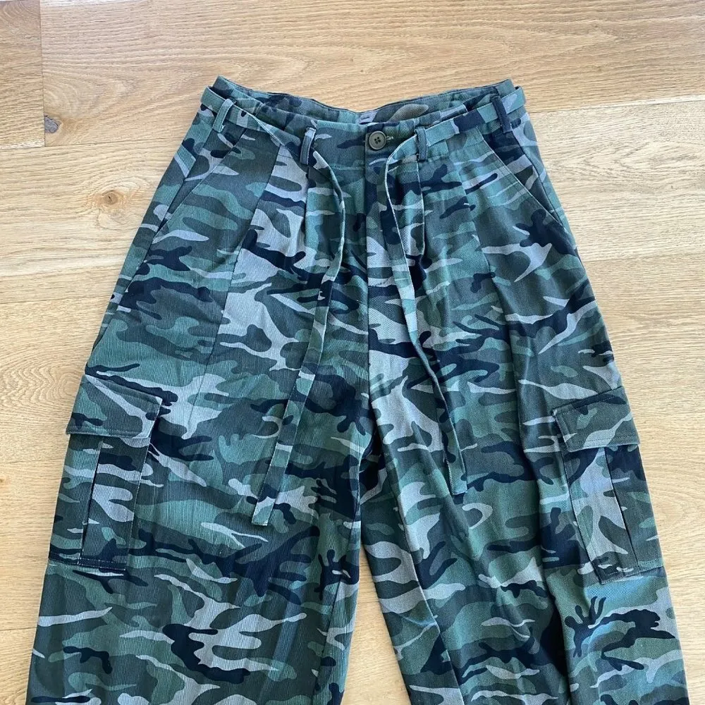 Pretty Little Thing - Khaki Camo Print Baggy Low Rise 90’s Cargo Pants in Green - Image 3