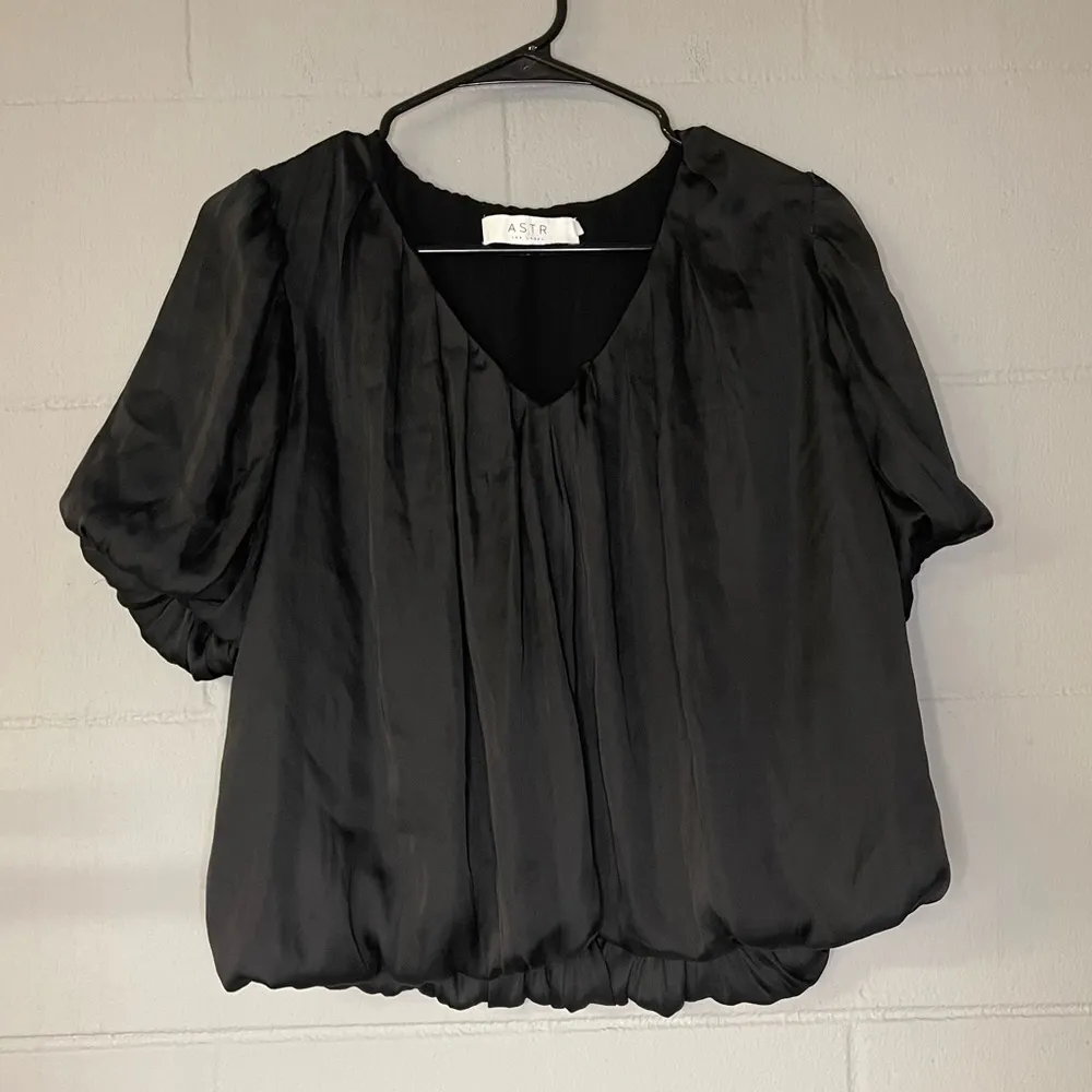 ASTR The Label Black Bubble Sleeve V-Neck Short Sleeve Blouse Women’s Size Large - Image 3