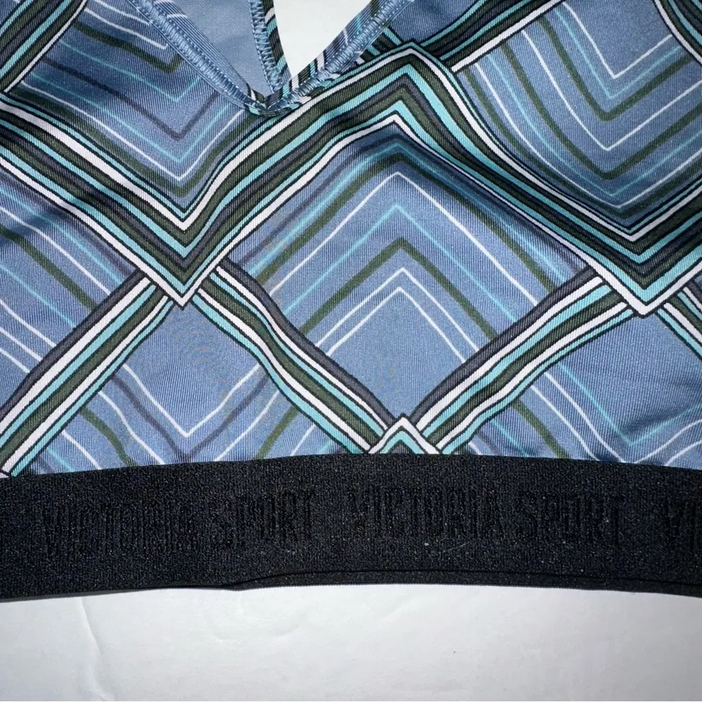 Victoria’s Secret Stylish multi colored geomatics patterned Sports Bra LARGE - Image 12