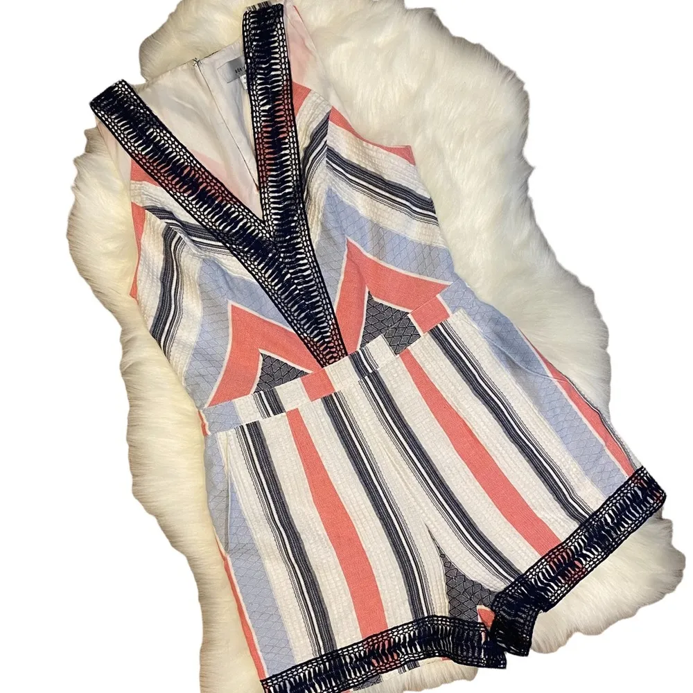 Adelyn Rae White Blue Red Romper Size Medium - Image 6