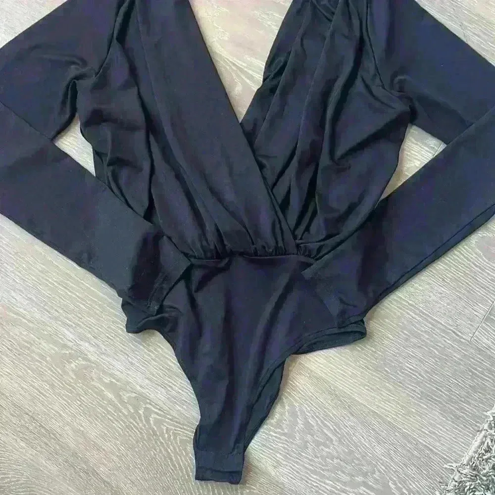 H&M V Neck Bodysuit - Image 3